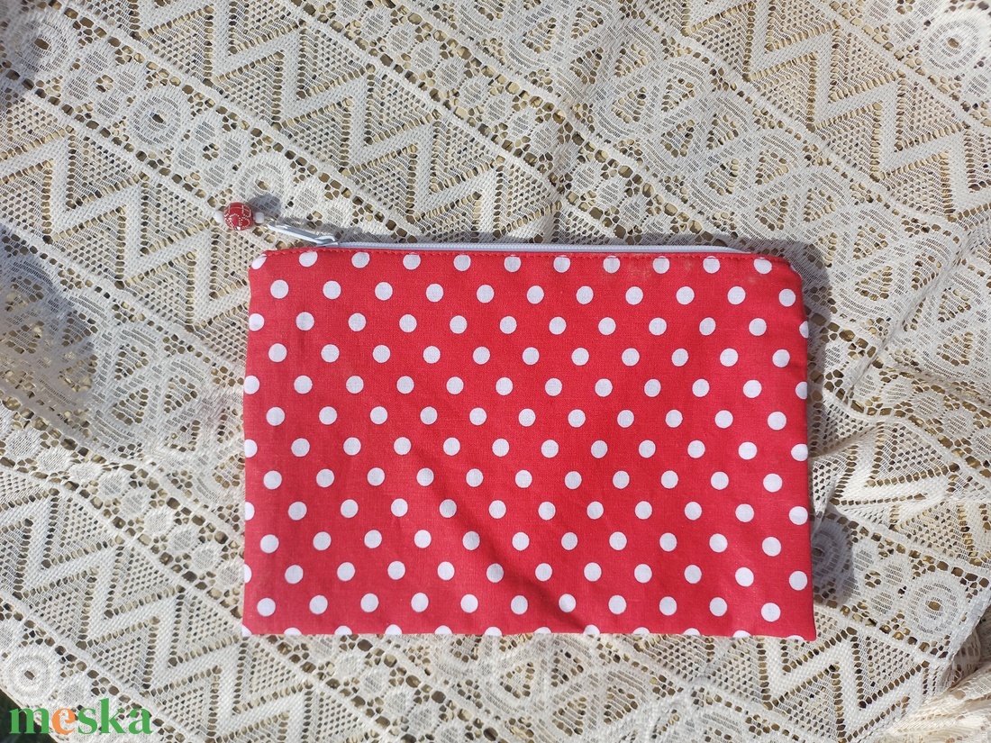 Egyszerű piros pöttyös neszesszer  - táska & tok - neszesszer - Meska.hu