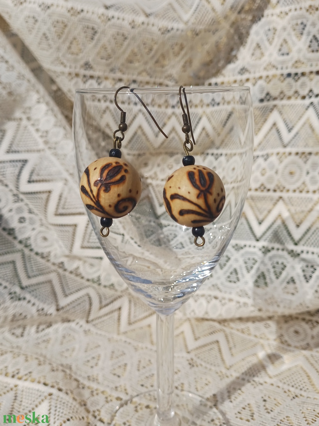 Égetett népies mintás fa fülbevaló  - ékszer - fülbevaló - lógó fülbevaló - Meska.hu