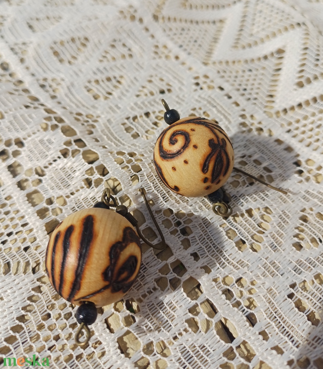 Égetett népies mintás fa fülbevaló  - ékszer - fülbevaló - lógó fülbevaló - Meska.hu