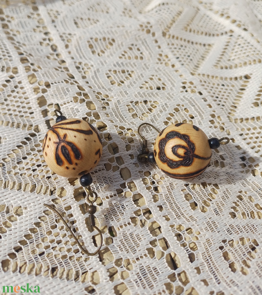 Égetett népies mintás fa fülbevaló  - ékszer - fülbevaló - lógó fülbevaló - Meska.hu