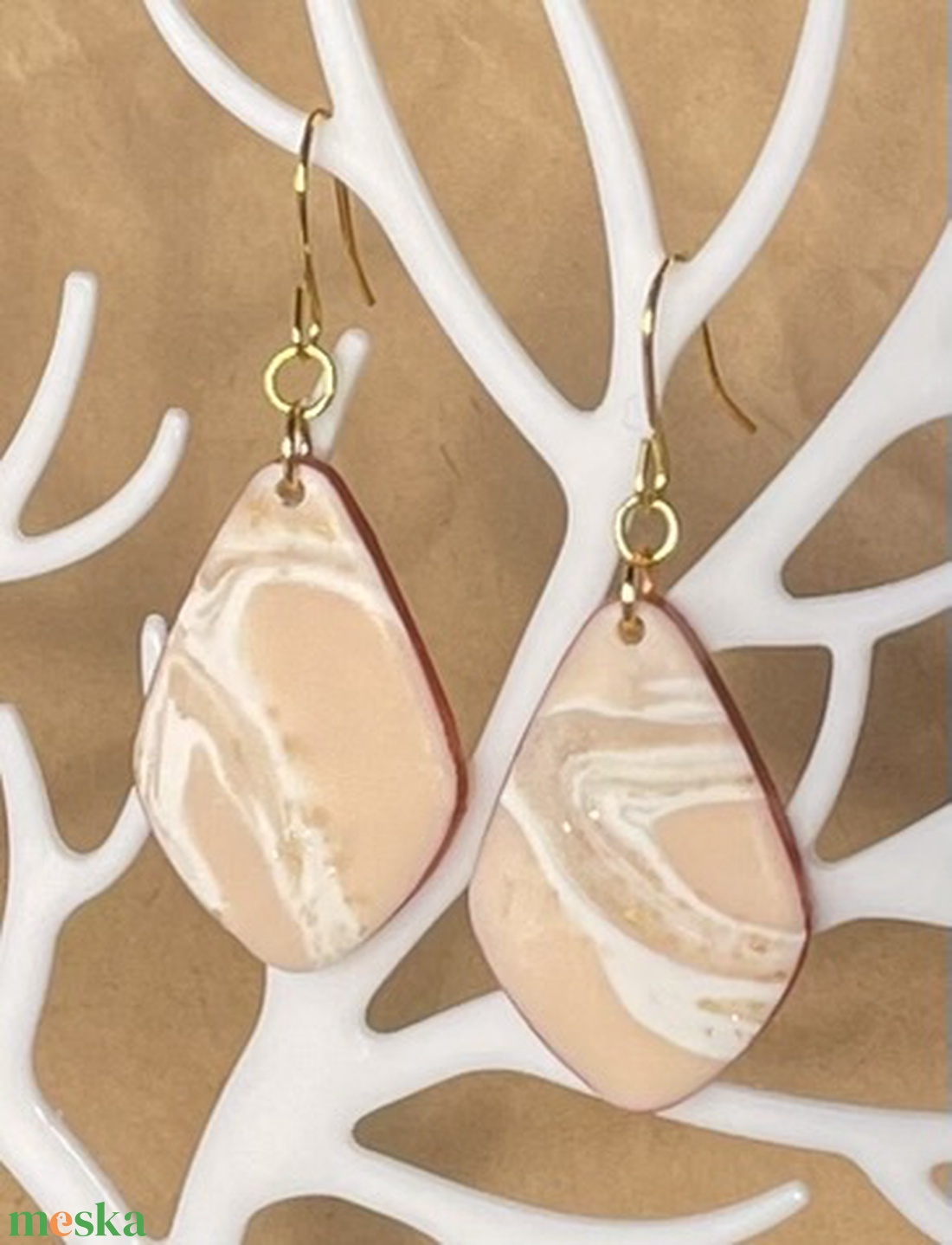 Bézs márványos csepp - ékszer - fülbevaló - lógó fülbevaló - Meska.hu