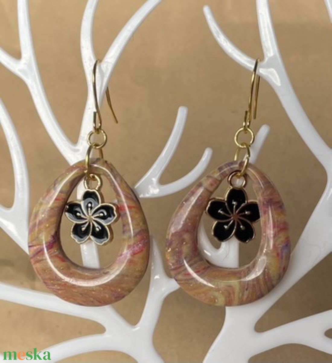 Virág charmos ovál fülbevaló - ékszer - fülbevaló - lógó fülbevaló - Meska.hu