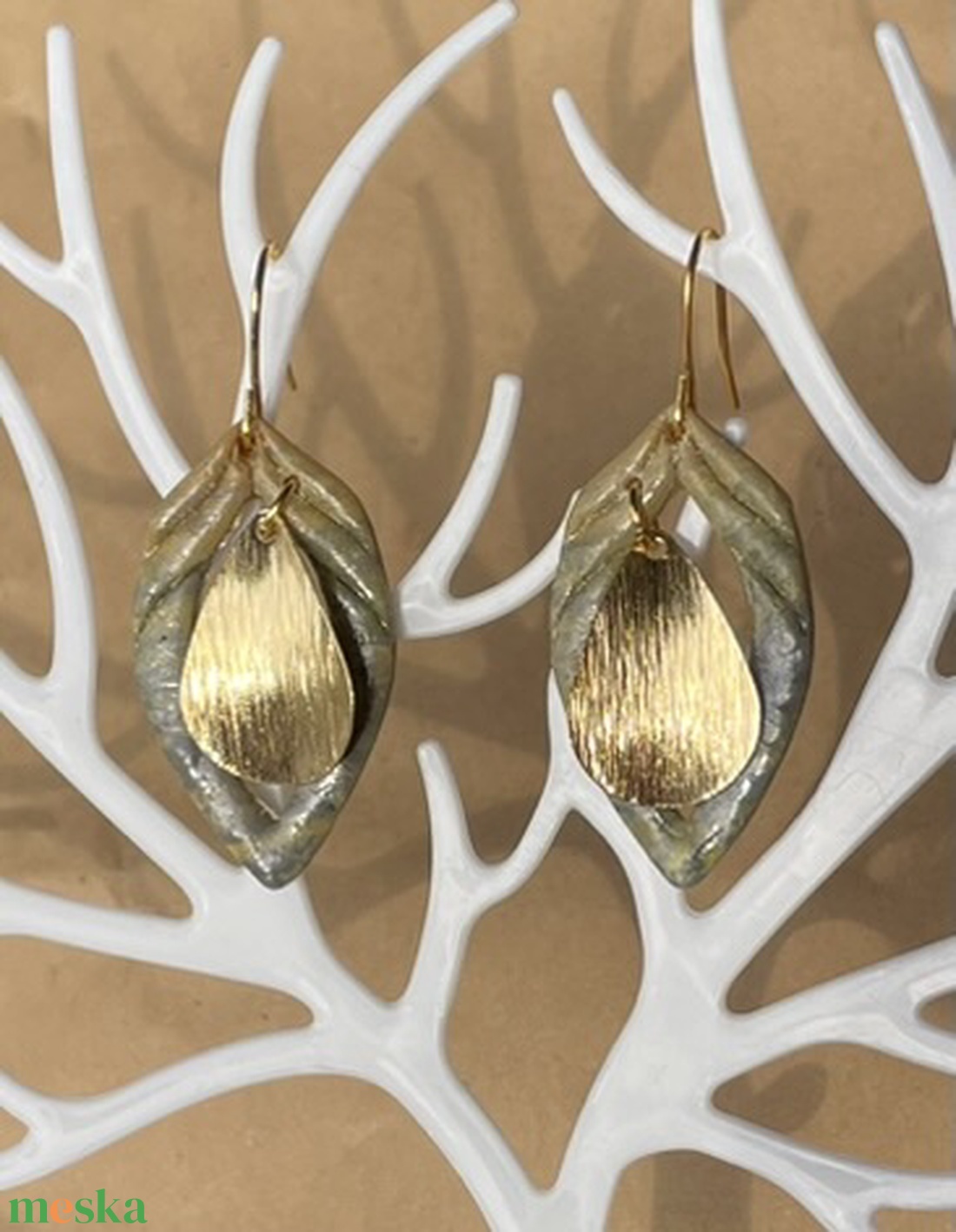 Rézleveles asszimetrikus fülbevaló - ékszer - fülbevaló - lógó fülbevaló - Meska.hu