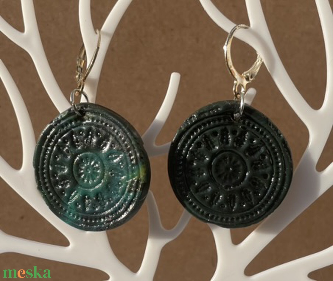 Zöldes körpecsét - ékszer - fülbevaló - lógó fülbevaló - Meska.hu