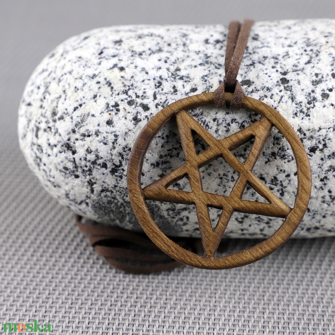 Hársfából faragott pentagram (UB) - ékszer - nyaklánc - medálos nyaklánc - Meska.hu