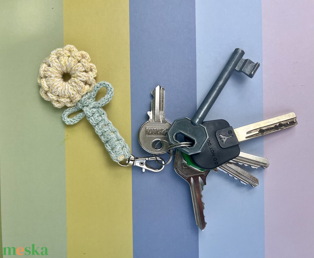 Virágos makramé kulcstartó - táska & tok - kulcstartó & táskadísz - kulcstartó - Meska.hu