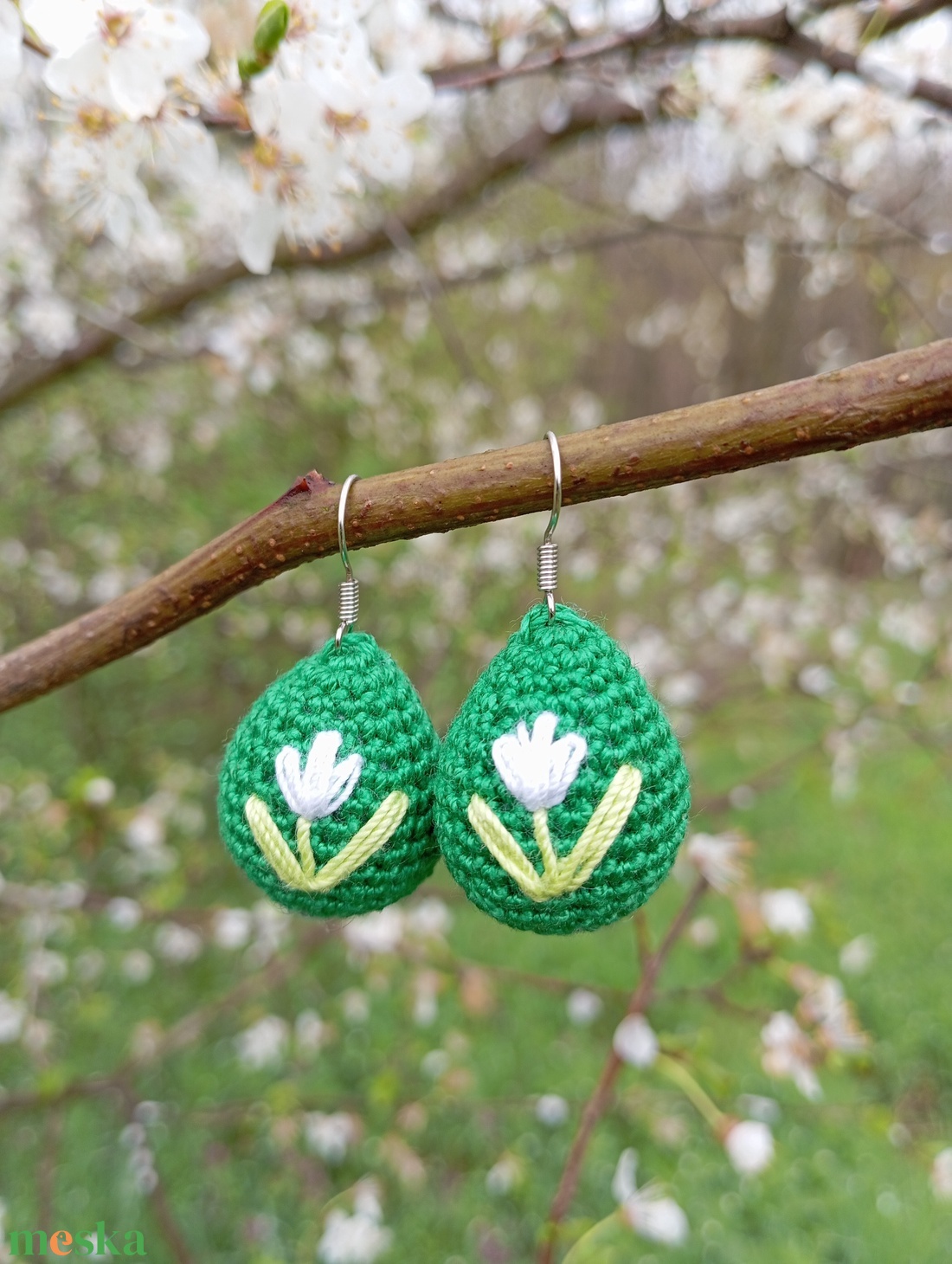 Fehér tulipános Húsvéti fülbevaló - ékszer - fülbevaló - lógó csepp fülbevaló - Meska.hu Fehér tulipános Húsvéti fülbevaló - ékszer - fülbevaló - lógó csepp fülbevaló - Meska.hu