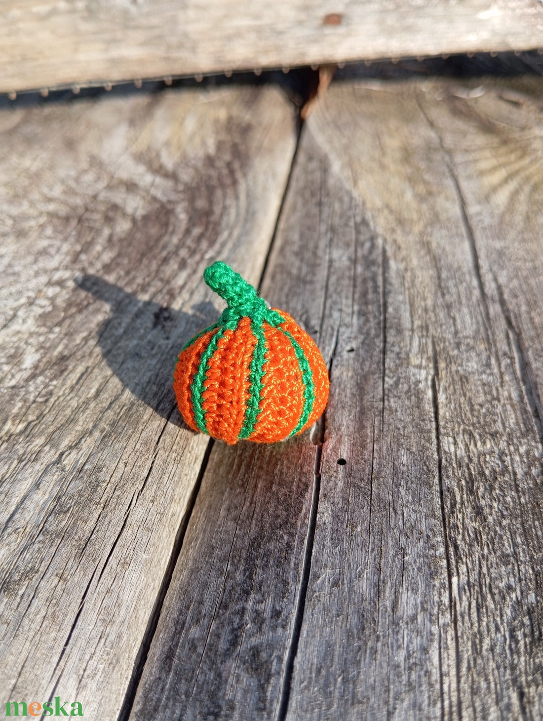 Csíkos dísztök kitűző  - ékszer - kitűző és bross - Meska.hu