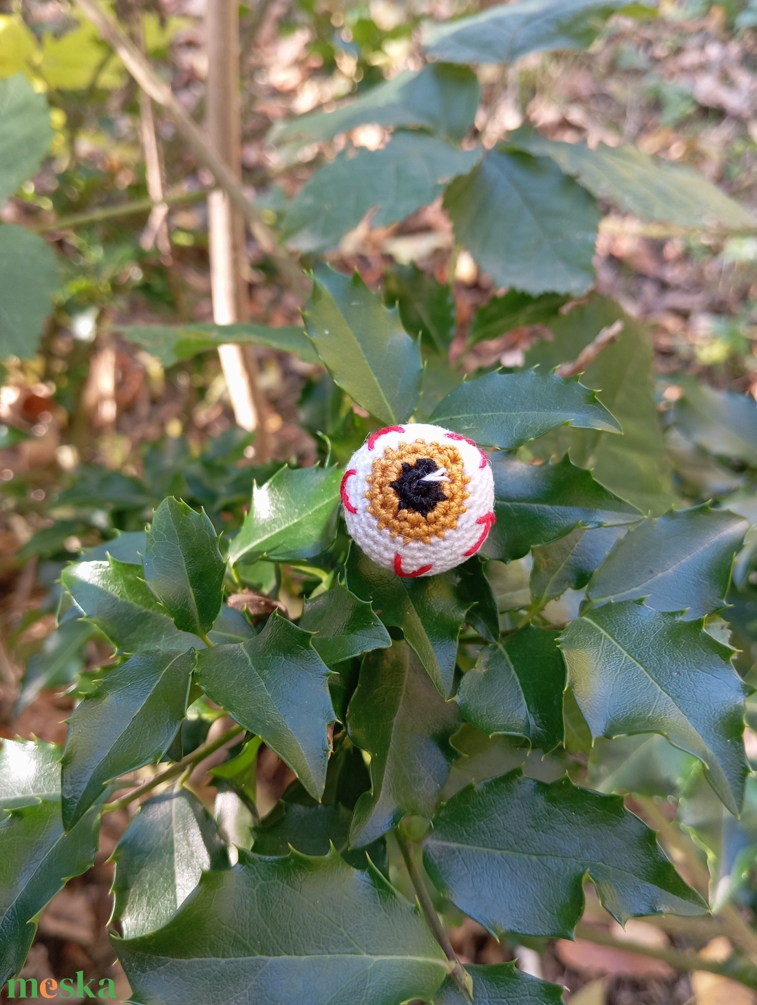 Szemgolyó (barna) kitűző  - ékszer - kitűző és bross - Meska.hu