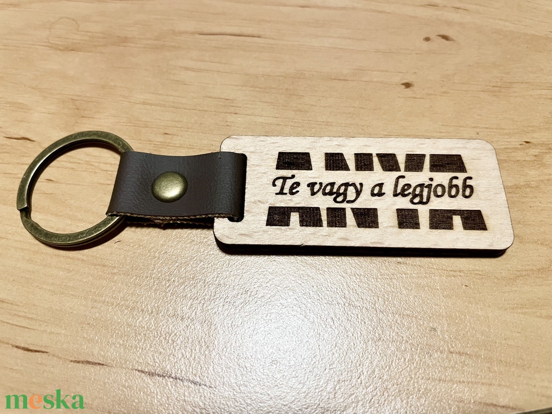 Személyre szabott fa kulcstartó édesanyáknak - egy apró emlék, ami minden nap emlékeztet a szeretetre - táska & tok - kulcstartó & táskadísz - kulcstartó - Meska.hu