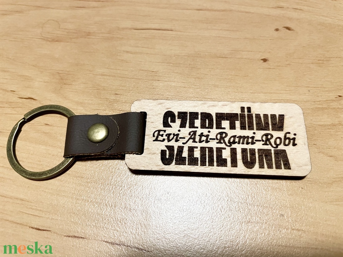 Személyre szabott fa kulcstartó édesanyáknak - egy apró emlék, ami minden nap emlékeztet a szeretetre - táska & tok - kulcstartó & táskadísz - kulcstartó - Meska.hu