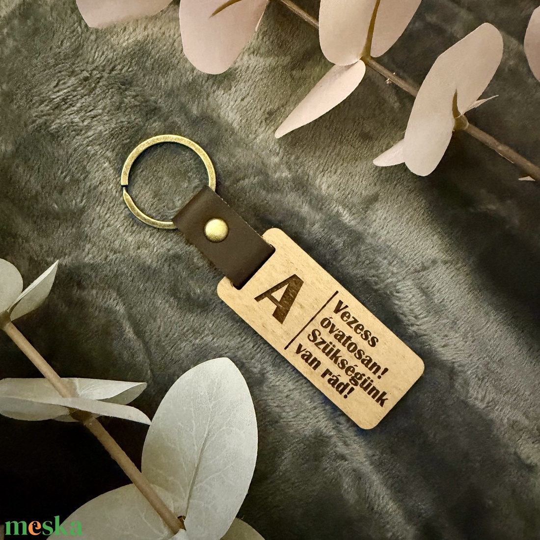 Személyre szabott fa kulcstartó - egy apró üzenet, ami minden úton elkísér - táska & tok - kulcstartó & táskadísz - kulcstartó - Meska.hu