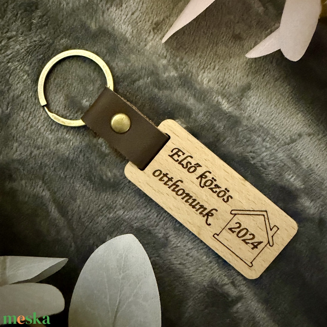 Személyre szabott fa kulcstartó - emlék az első közös otthonról - táska & tok - kulcstartó & táskadísz - kulcstartó - Meska.hu
