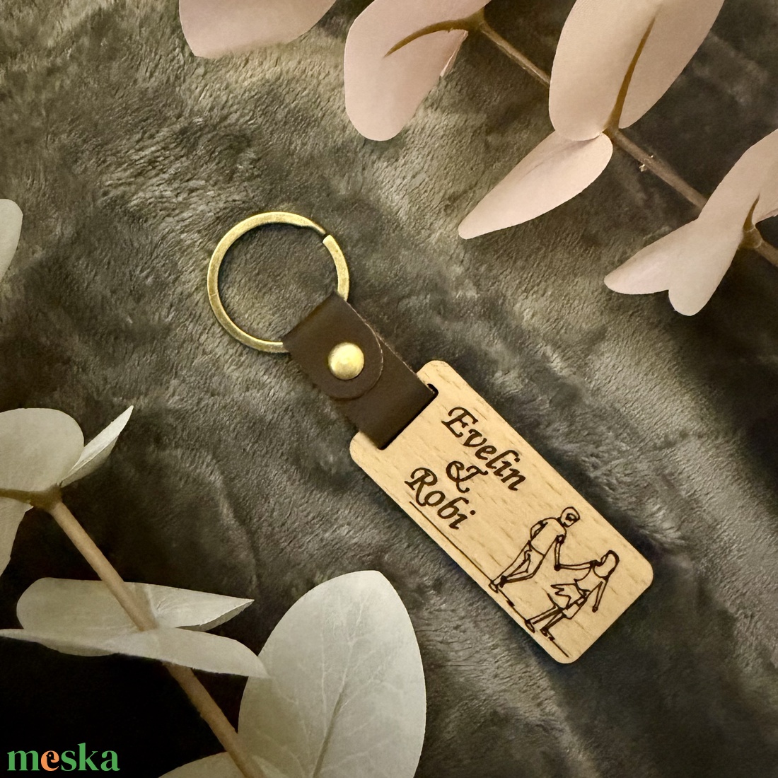 Személyre szabott fa kulcstartó - emlék az első közös otthonról - táska & tok - kulcstartó & táskadísz - kulcstartó - Meska.hu