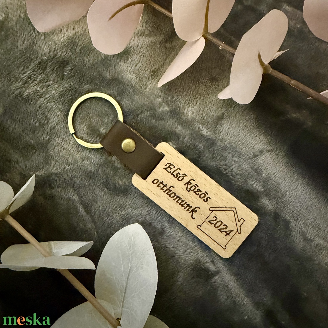 Személyre szabott fa kulcstartó - emlék az első közös otthonról - táska & tok - kulcstartó & táskadísz - kulcstartó - Meska.hu