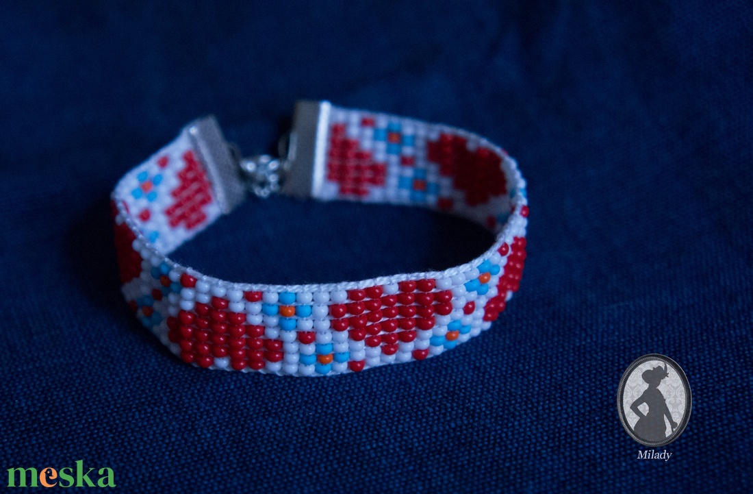 Szivecskés gyöngyszövött karkötő - ékszer - karkötő - széles karkötő - Meska.hu