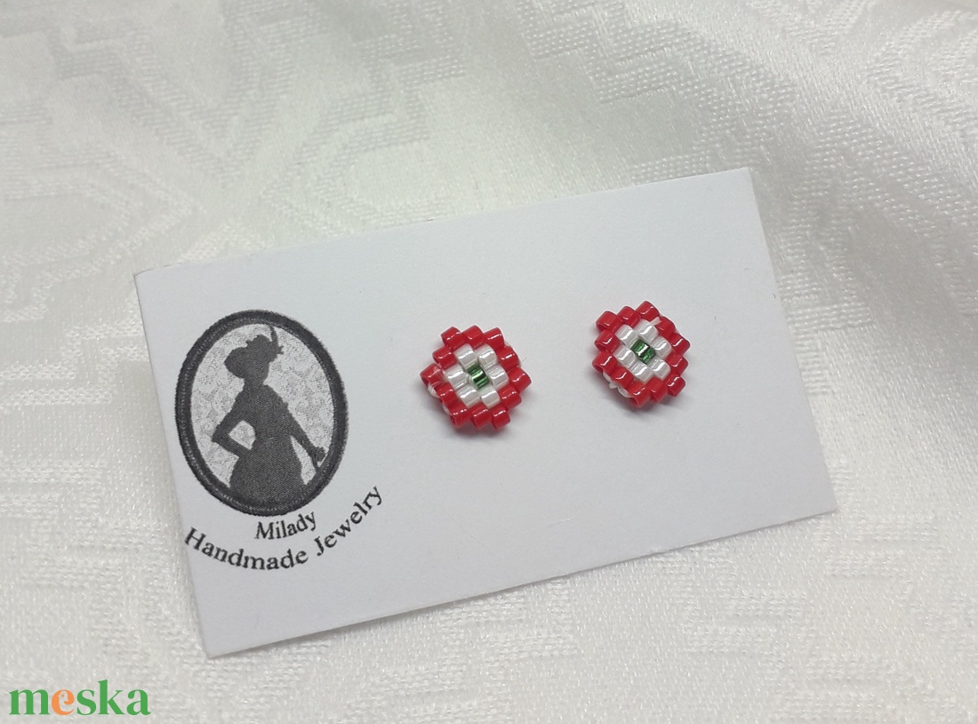 Apró kokárda bedugós fülbevalók - ékszer - fülbevaló - pötty fülbevaló - Meska.hu