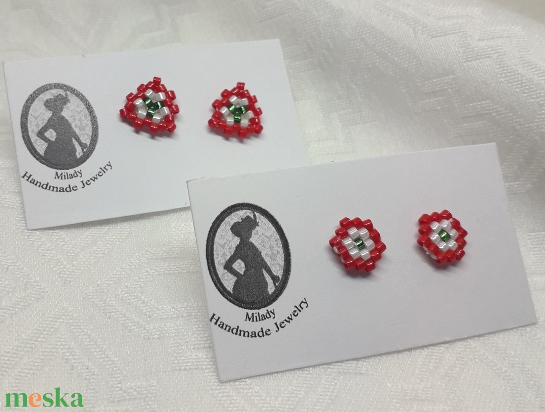 Apró kokárda bedugós fülbevalók - ékszer - fülbevaló - pötty fülbevaló - Meska.hu