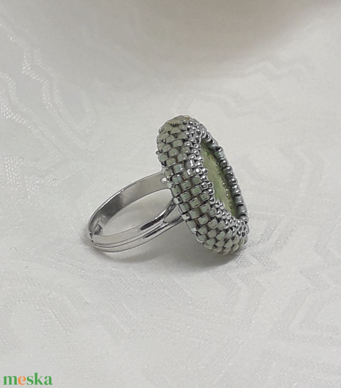 Zöld kerámia kaboson közepű gyűrű - ékszer - gyűrű - gyöngyös gyűrű - Meska.hu