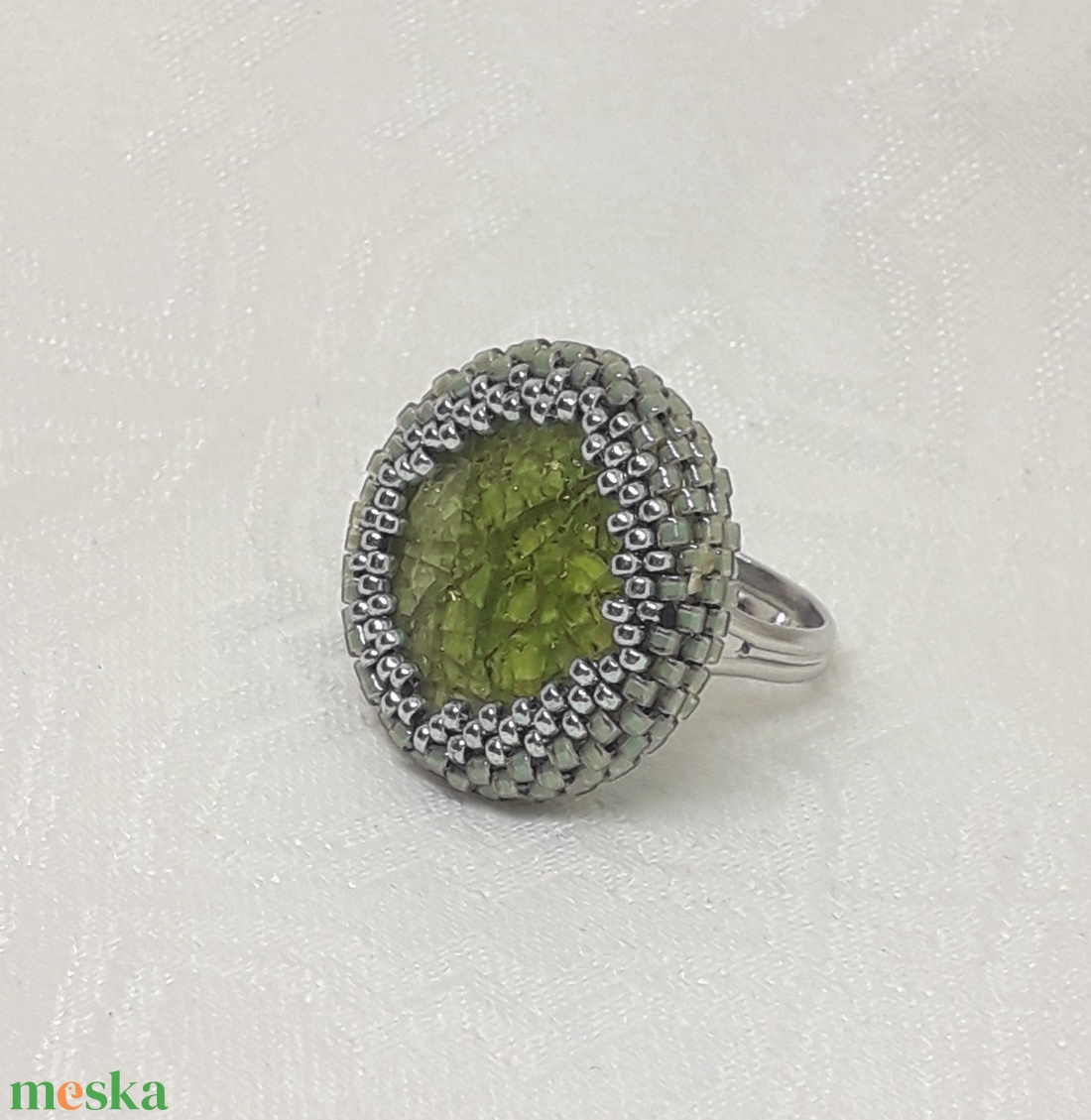 Zöld kerámia kaboson közepű gyűrű - ékszer - gyűrű - gyöngyös gyűrű - Meska.hu