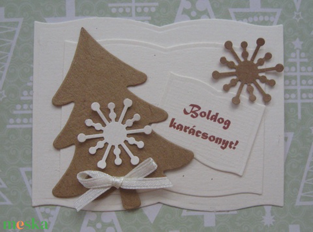 Könyv alakú ajándékkísérő dombormintás fenyőfával - Merry christmas felirattal - csoportajándék -  - karácsony - karácsonyi ajándékozás - karácsonyi képeslap, üdvözlőlap, ajándékkísérő - Meska.hu