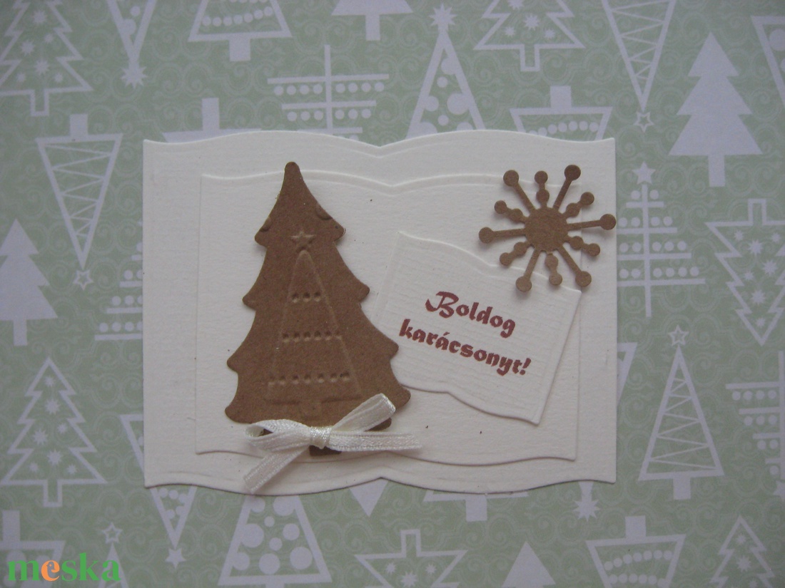 Könyv alakú ajándékkísérő dombormintás fenyőfával - Merry christmas felirattal - csoportajándék -  - karácsony - karácsonyi ajándékozás - karácsonyi képeslap, üdvözlőlap, ajándékkísérő - Meska.hu