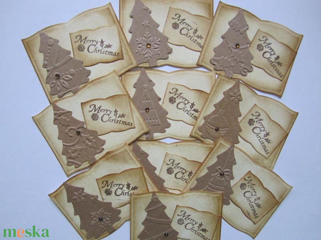 Könyv alakú ajándékkísérő dombormintás fenyőfával - Merry christmas felirattal - csoportajándék -  - karácsony - karácsonyi ajándékozás - karácsonyi képeslap, üdvözlőlap, ajándékkísérő - Meska.hu