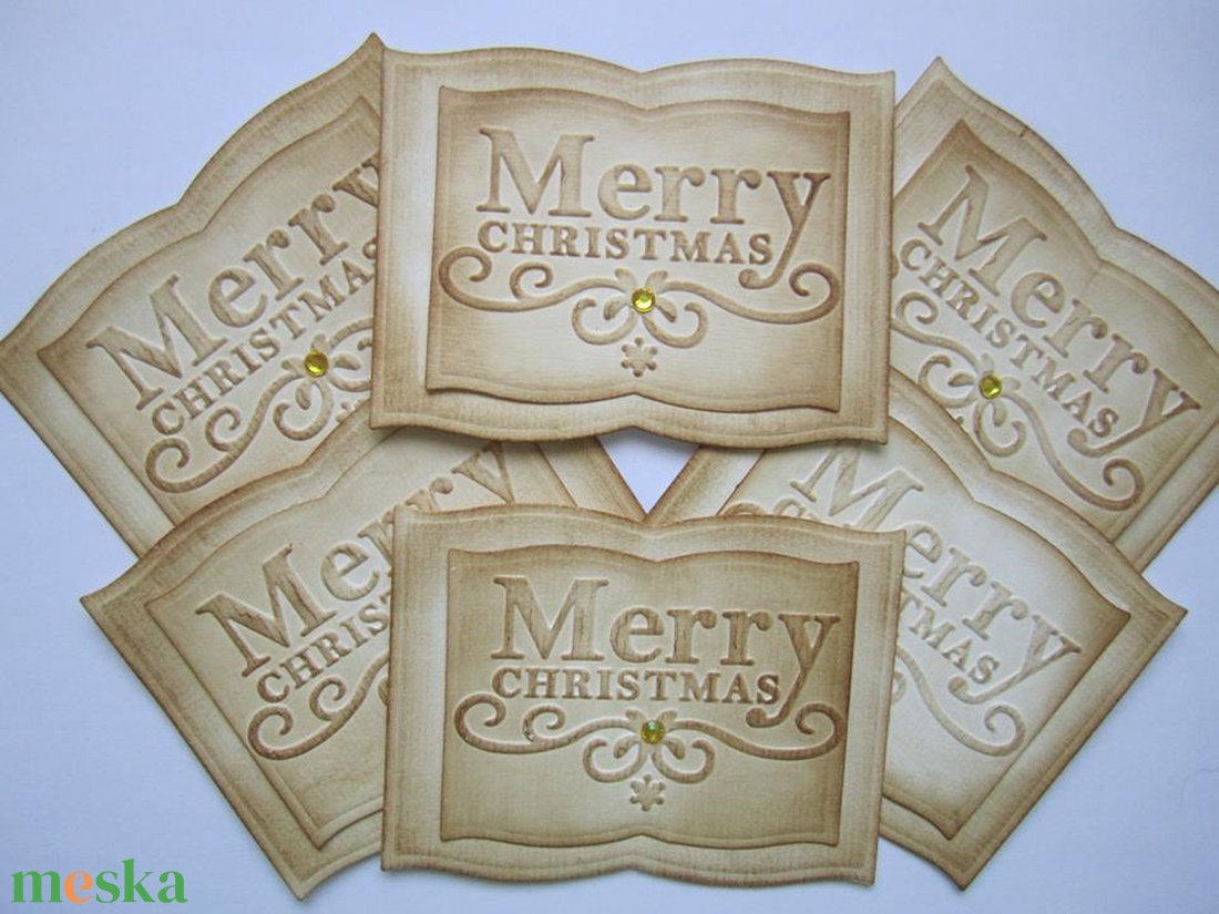 Könyv alakú ajándékkísérő dombormintás fenyőfával - Merry christmas felirattal - csoportajándék -  - karácsony - karácsonyi ajándékozás - karácsonyi képeslap, üdvözlőlap, ajándékkísérő - Meska.hu