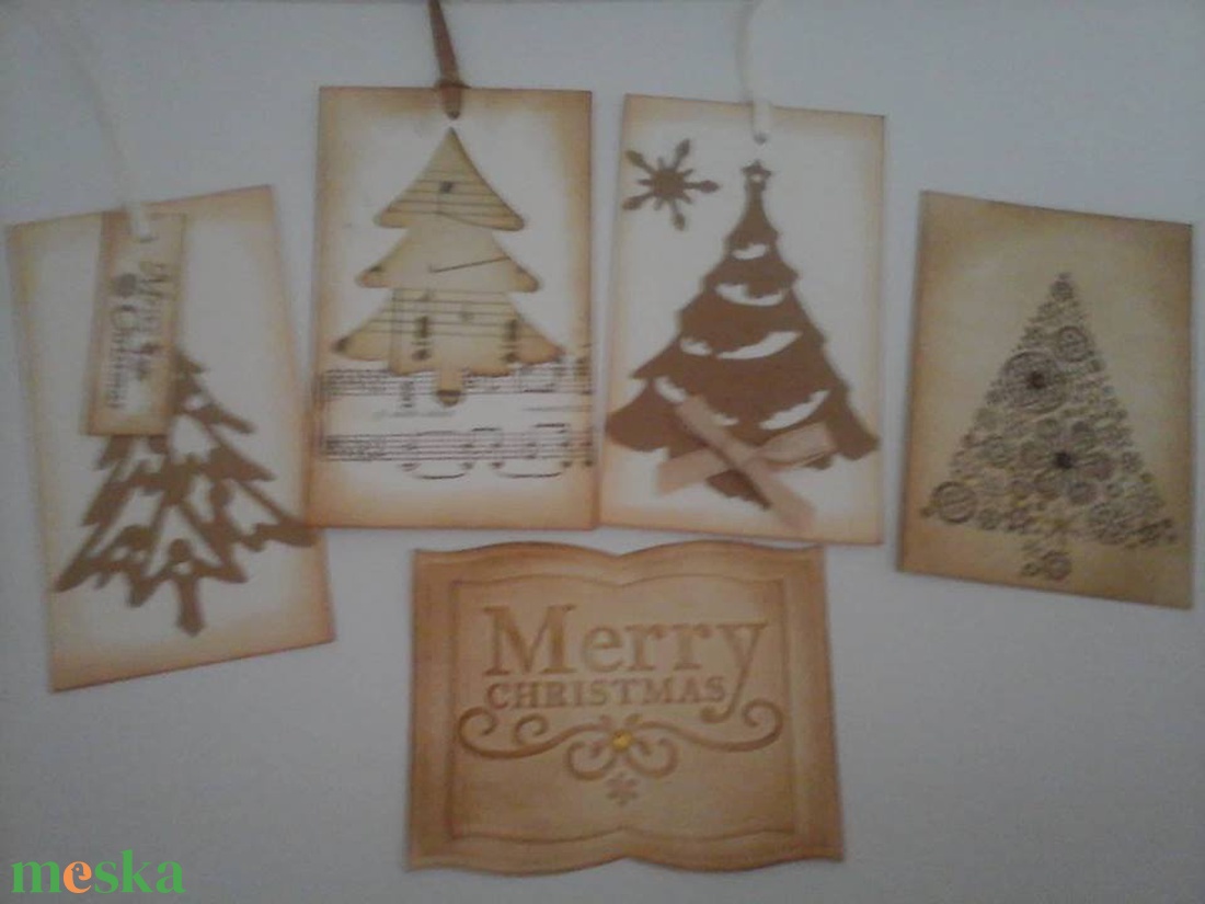 Tintázott karácsonyi ajándékkártya fenyőfával - felirattal - ajándékcsomagokhoz, kedves gondolatokhoz - egyedi termék - karácsony - karácsonyi ajándékozás - karácsonyi képeslap, üdvözlőlap, ajándékkísérő - Meska.hu