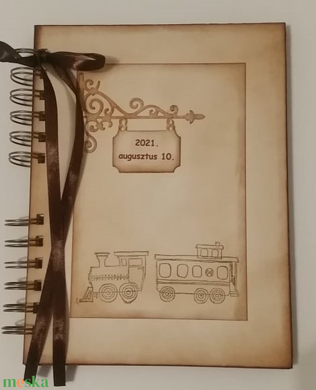 Az idő vonatán - nyugdíjas búcsúztatására - nyári kirándulások emlékei - emlékmegőrző - album -örök emlék-egyedi ajándék - otthon & életmód - papír, írószer - album & fotóalbum - Meska.hu Az idő vonatán - nyugdíjas búcsúztatására - nyári kirándulások emlékei - emlékmegőrző - album -örök emlék-egyedi ajándék - otthon & életmód - papír, írószer - album & fotóalbum - Meska.hu