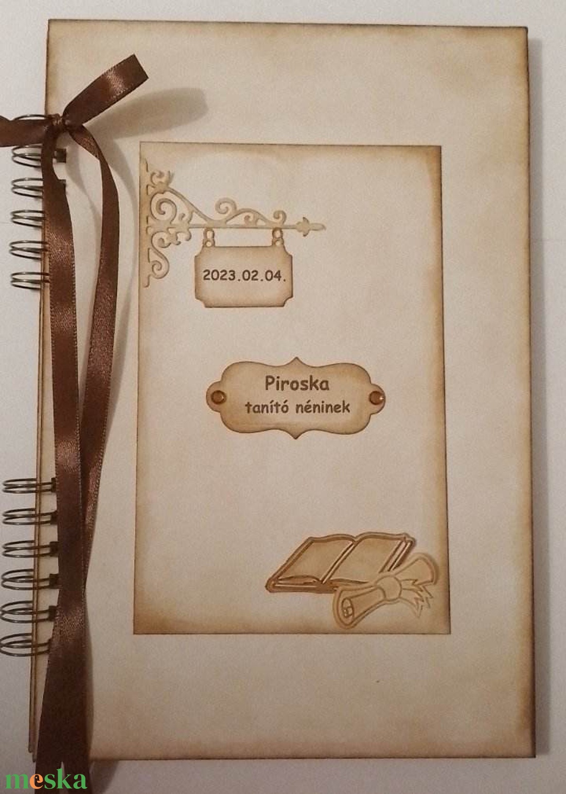 Ajándékozz emléket! - album (napló) - évszám, osztályfelirat - ballagási ajándék - pedagógusajándék - örök emlék-egyedi - otthon & életmód - papír, írószer - album & fotóalbum - Meska.hu Ajándékozz emléket! - album (napló) - évszám, osztályfelirat - ballagási ajándék - pedagógusajándék - örök emlék-egyedi - otthon & életmód - papír, írószer - album & fotóalbum - Meska.hu