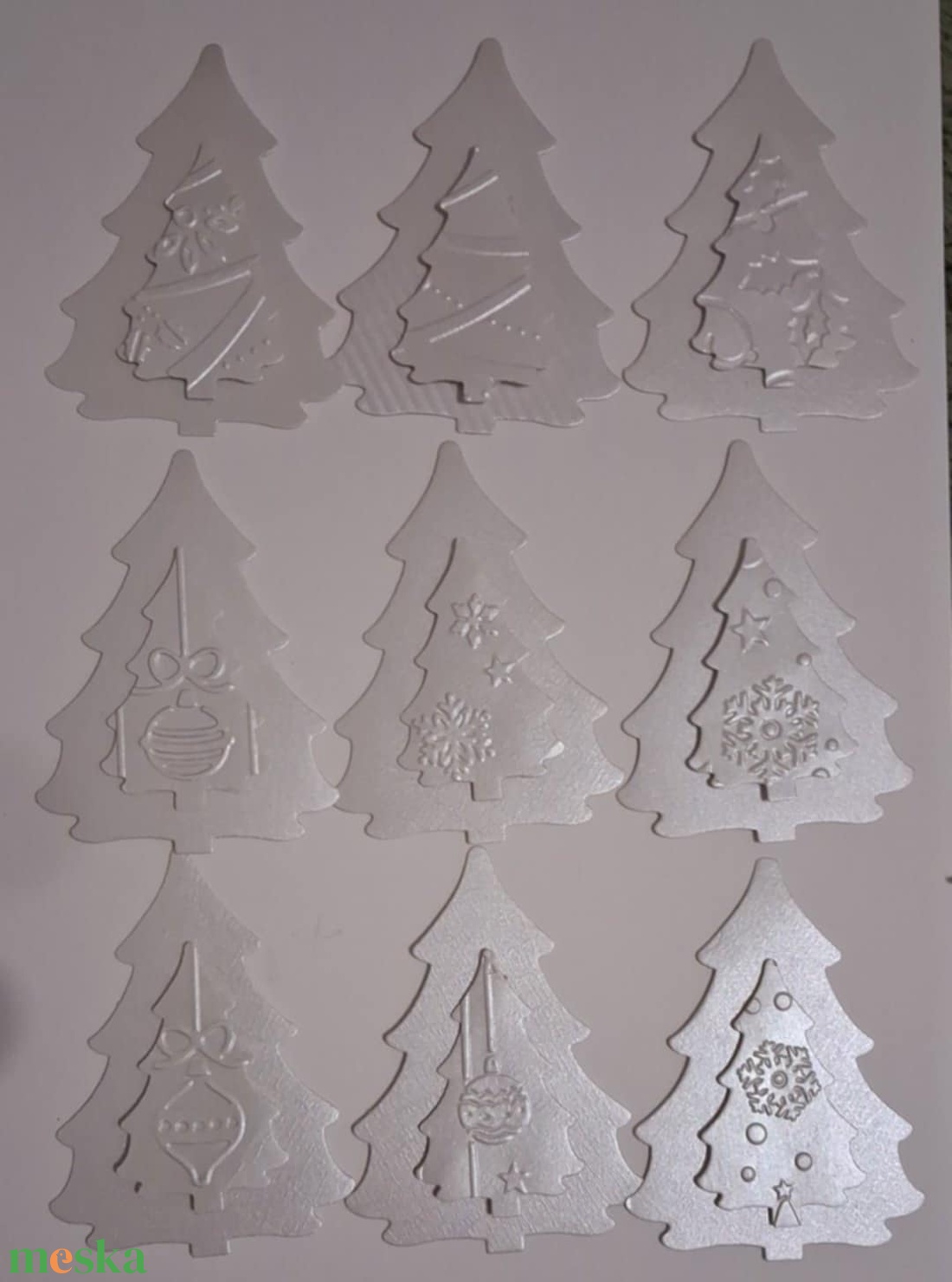 Egyedi dombormintás karácsonyi ajándékkísérő (hófehér fenyőfa) - csoportajándék - vendégajándék - ajándékkártya bárkinek - karácsony - karácsonyi ajándékozás - karácsonyi képeslap, üdvözlőlap, ajándékkísérő - Meska.hu
