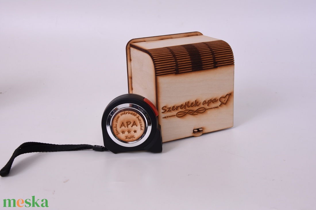 Egyedi gravírozott mérőszalag-Apának dobozban - kellékek & szerszámok - szerszámok, eszközök - egyéb szerszám, eszköz - Meska.hu