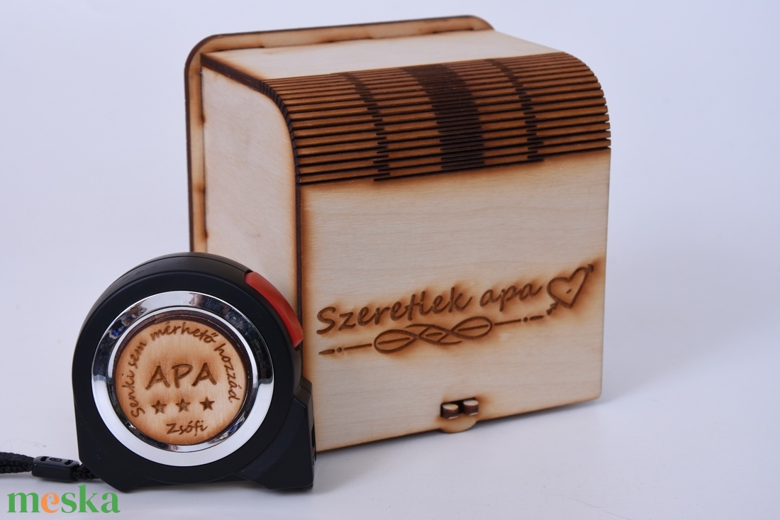 Egyedi gravírozott mérőszalag-Apának dobozban - kellékek & szerszámok - szerszámok, eszközök - egyéb szerszám, eszköz - Meska.hu