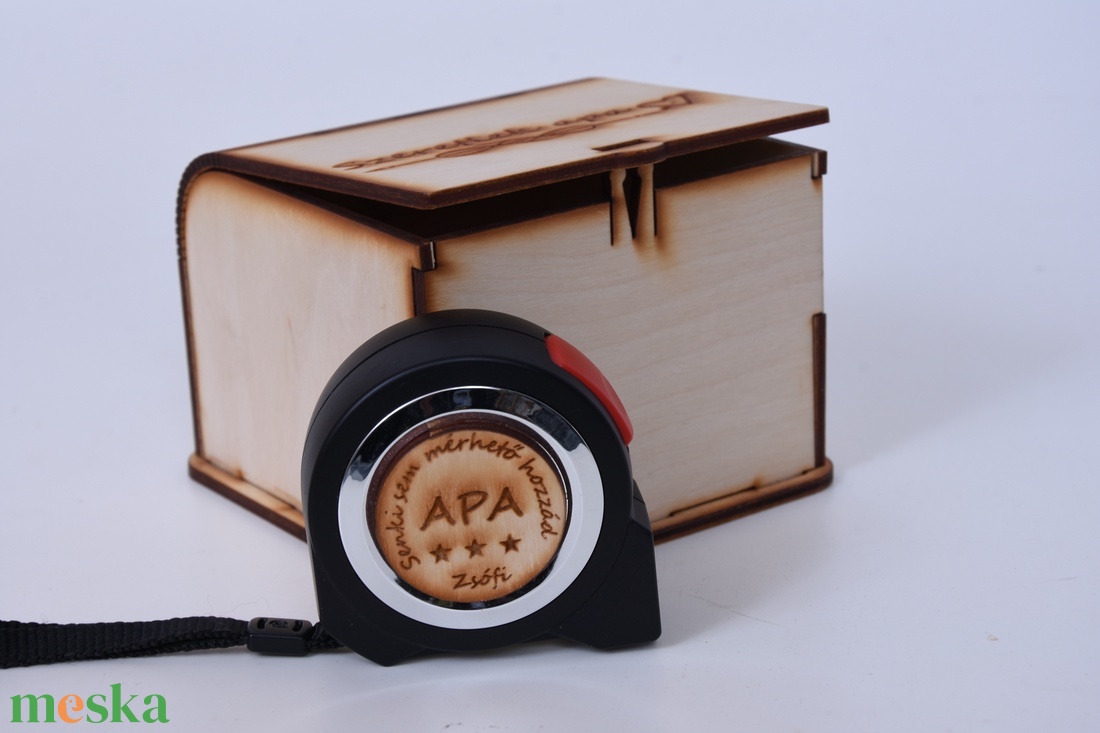 Egyedi gravírozott mérőszalag-Apának dobozban - kellékek & szerszámok - szerszámok, eszközök - egyéb szerszám, eszköz - Meska.hu