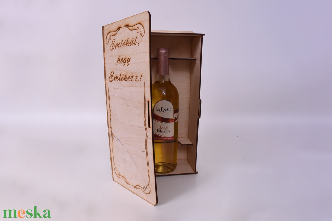 Gravírozott Könyv alakú egyedi bortartó - otthon & életmód - konyhafelszerelés, tálalás - italos kellékek - boros díszdoboz - Meska.hu