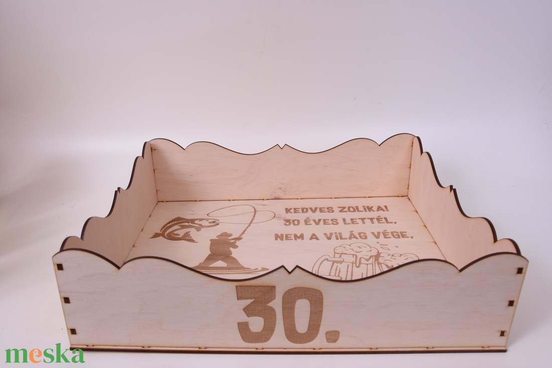 Gravírozott sörös tálca ajándék � dobozos sör tartó - otthon & életmód - konyhafelszerelés, tálalás - italos kellékek - italtartó - Meska.hu