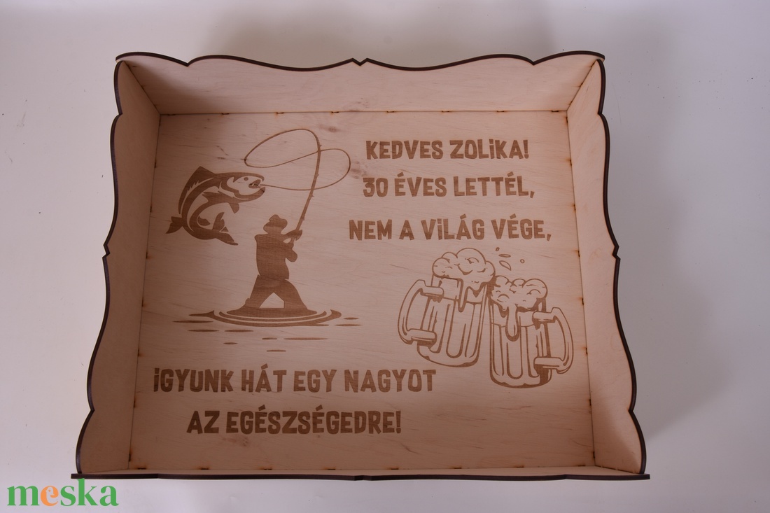 Gravírozott sörös tálca ajándék � dobozos sör tartó - otthon & életmód - konyhafelszerelés, tálalás - italos kellékek - italtartó - Meska.hu