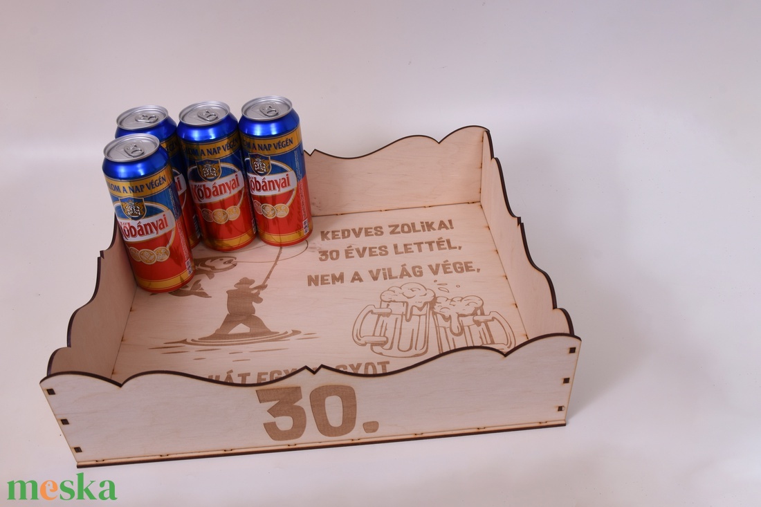 Gravírozott sörös tálca ajándék � dobozos sör tartó - otthon & életmód - konyhafelszerelés, tálalás - italos kellékek - italtartó - Meska.hu
