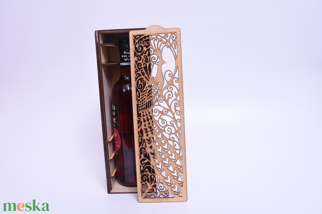 Egyedi gravírozott pávás bortartó - otthon & életmód - konyhafelszerelés, tálalás - italos kellékek - boros díszdoboz - Meska.hu