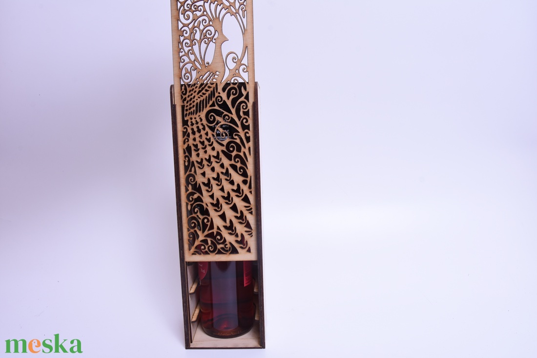 Egyedi gravírozott pávás bortartó - otthon & életmód - konyhafelszerelés, tálalás - italos kellékek - boros díszdoboz - Meska.hu