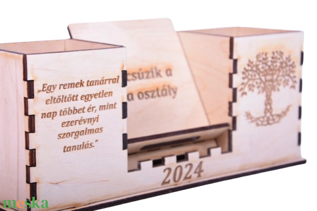 Gravírozott ceruzatartó telefon tartóval - otthon & életmód - tárolás & rendszerezés - íróasztali tároló - Meska.hu