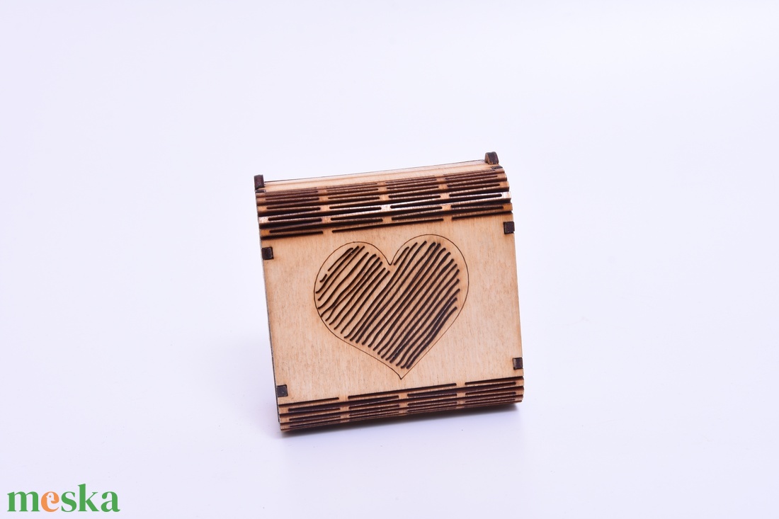 Gravírozott szívecskés doboz - otthon & életmód - dekoráció - asztal és polc dekoráció - díszdoboz - Meska.hu