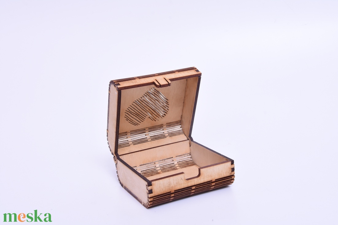 Gravírozott szívecskés doboz - otthon & életmód - dekoráció - asztal és polc dekoráció - díszdoboz - Meska.hu