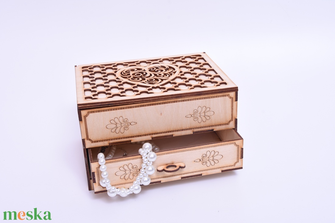 Gravírozott ékszerdoboz - otthon & életmód - dekoráció - asztal és polc dekoráció - díszdoboz - Meska.hu