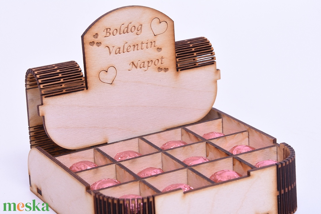Gravírozott bonbonos doboz - otthon & életmód - dekoráció - asztal és polc dekoráció - díszdoboz - Meska.hu