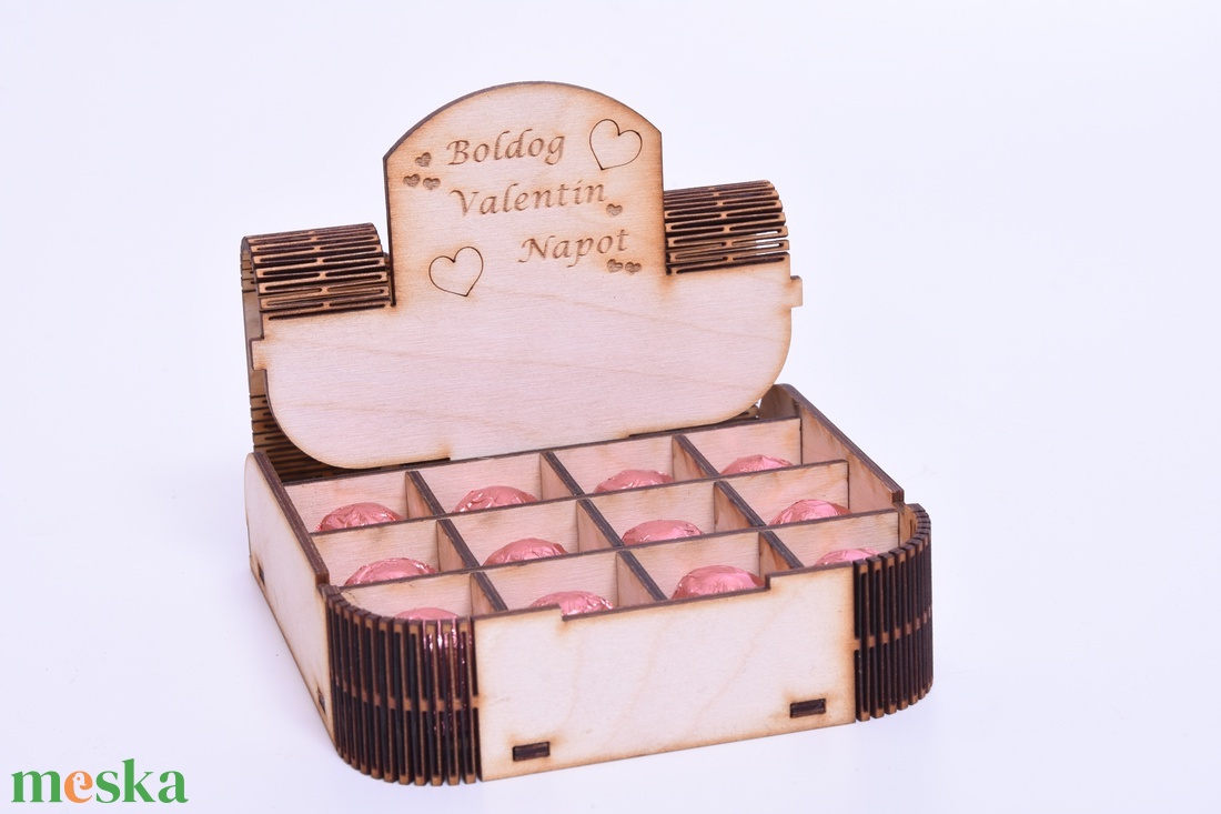 Gravírozott bonbonos doboz - otthon & életmód - dekoráció - asztal és polc dekoráció - díszdoboz - Meska.hu