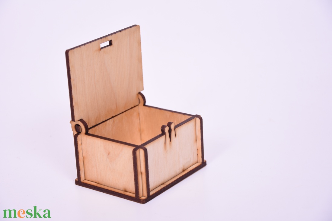 Gravírozott fa kis doboz - otthon & életmód - dekoráció - asztal és polc dekoráció - díszdoboz - Meska.hu