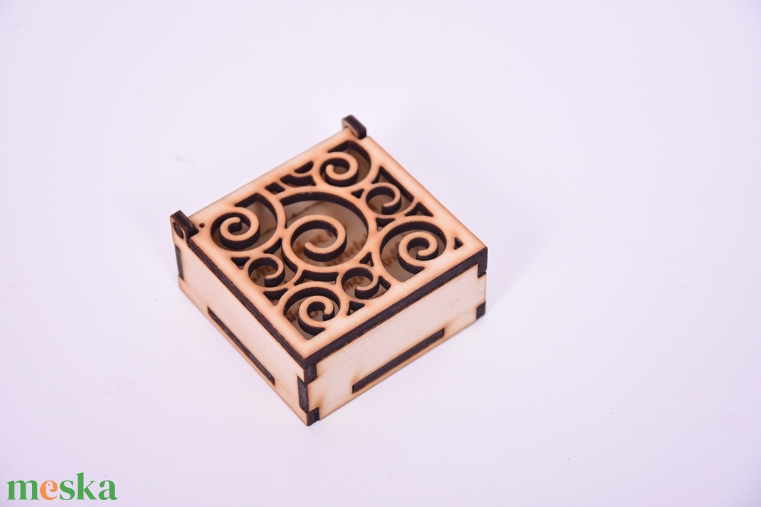 Gravírozott fa kis doboz - otthon & életmód - dekoráció - asztal és polc dekoráció - díszdoboz - Meska.hu