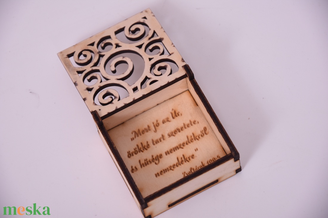 Gravírozott fa kis doboz - otthon & életmód - dekoráció - asztal és polc dekoráció - díszdoboz - Meska.hu